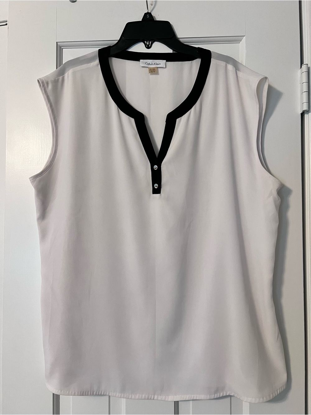 Calvin Klein White Sleeveless Blouse with Black Trimmed V-Neck Size XL
